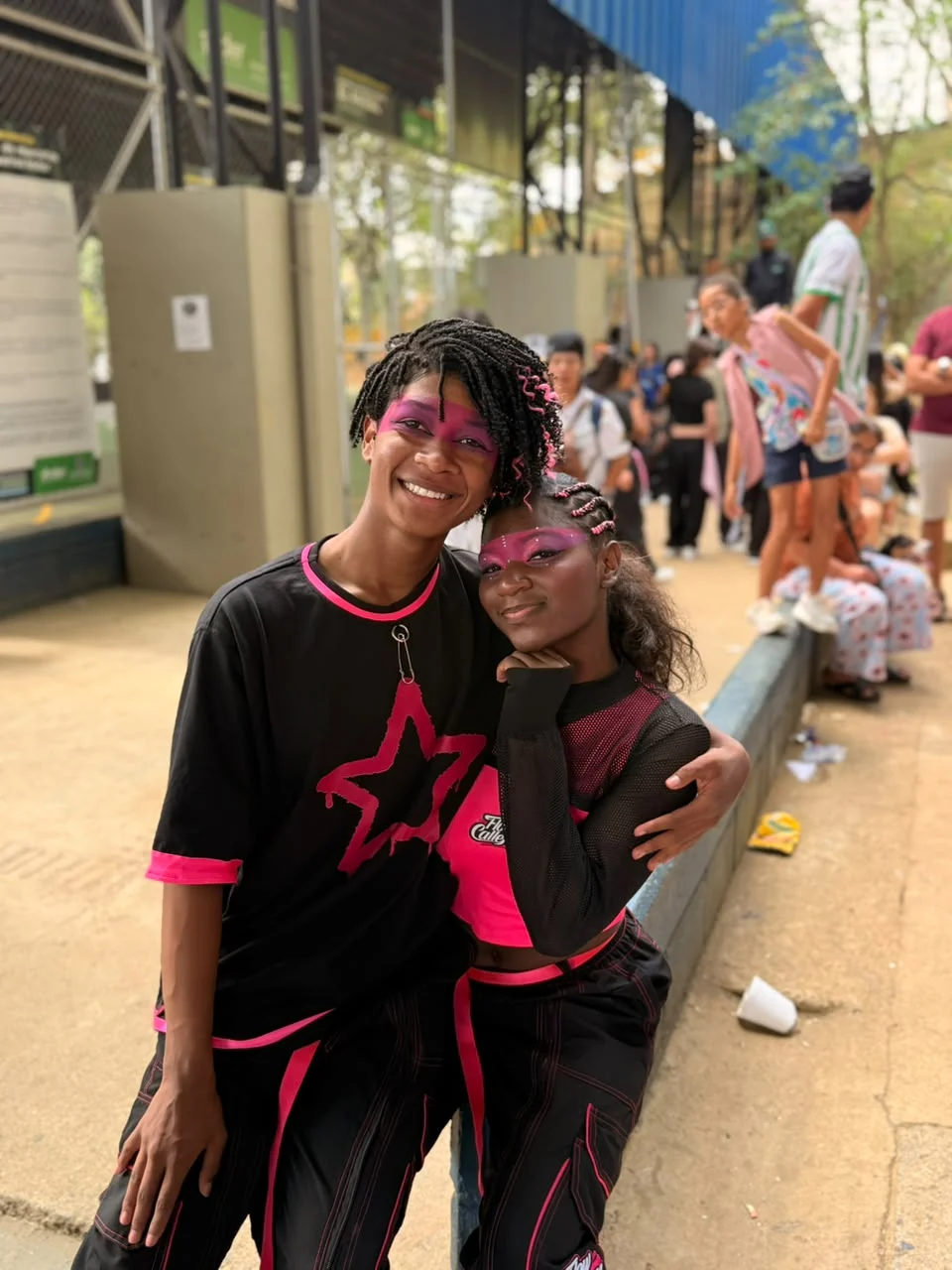 Flow Callejero dancers together